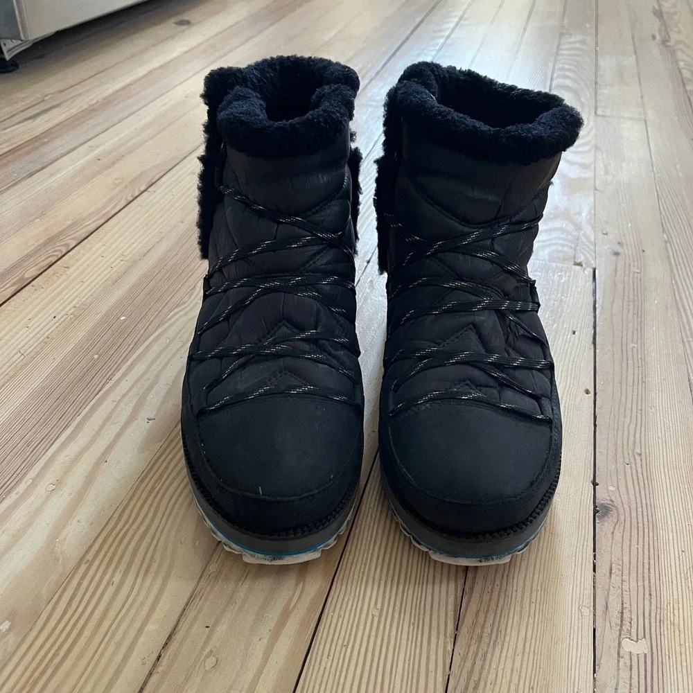 UGG‎ Cayden Waterproof Snow Boot Black Quilted Puffer Fur Trim 1098576 womens 9